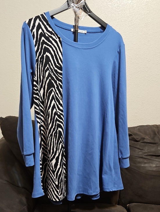 jollielovin Tops - Blue Zebra-Panel Tunic Top - Women
